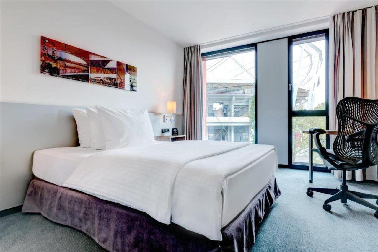 Hilton Garden Inn Stuttgart Neckarpark Екстериор снимка