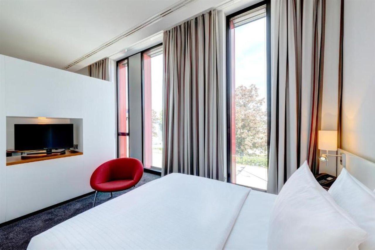 Hilton Garden Inn Stuttgart Neckarpark Екстериор снимка