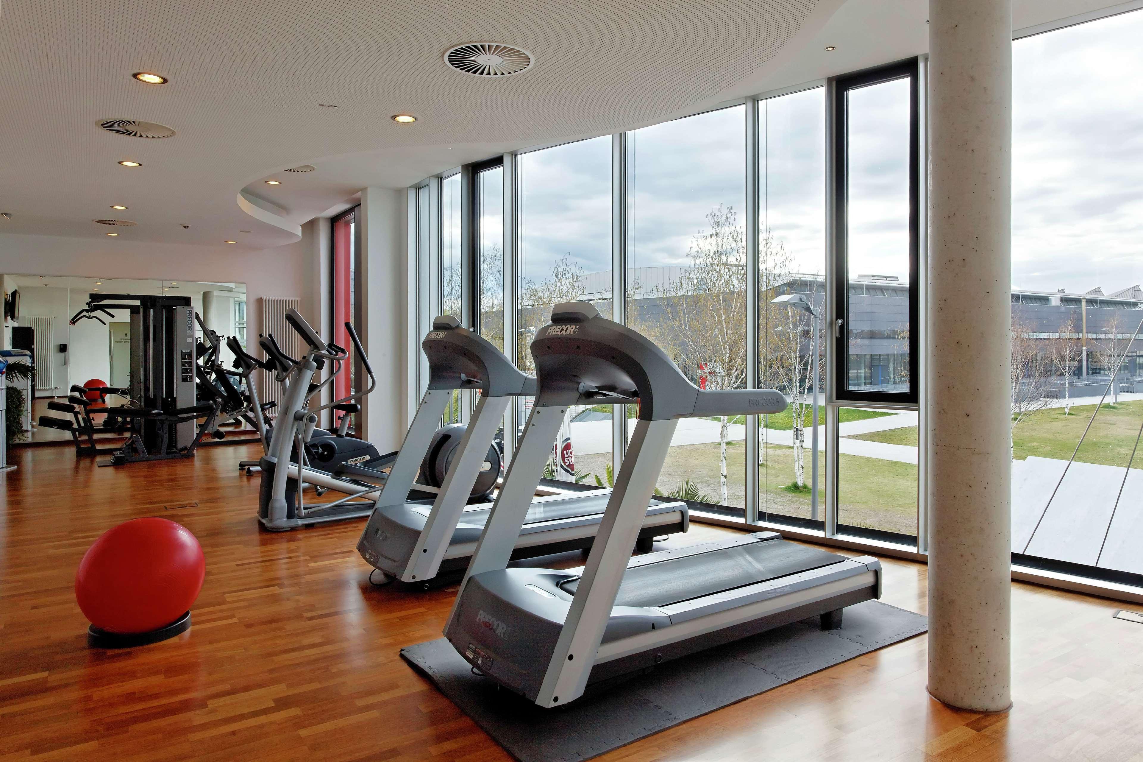 Hilton Garden Inn Stuttgart Neckarpark Екстериор снимка