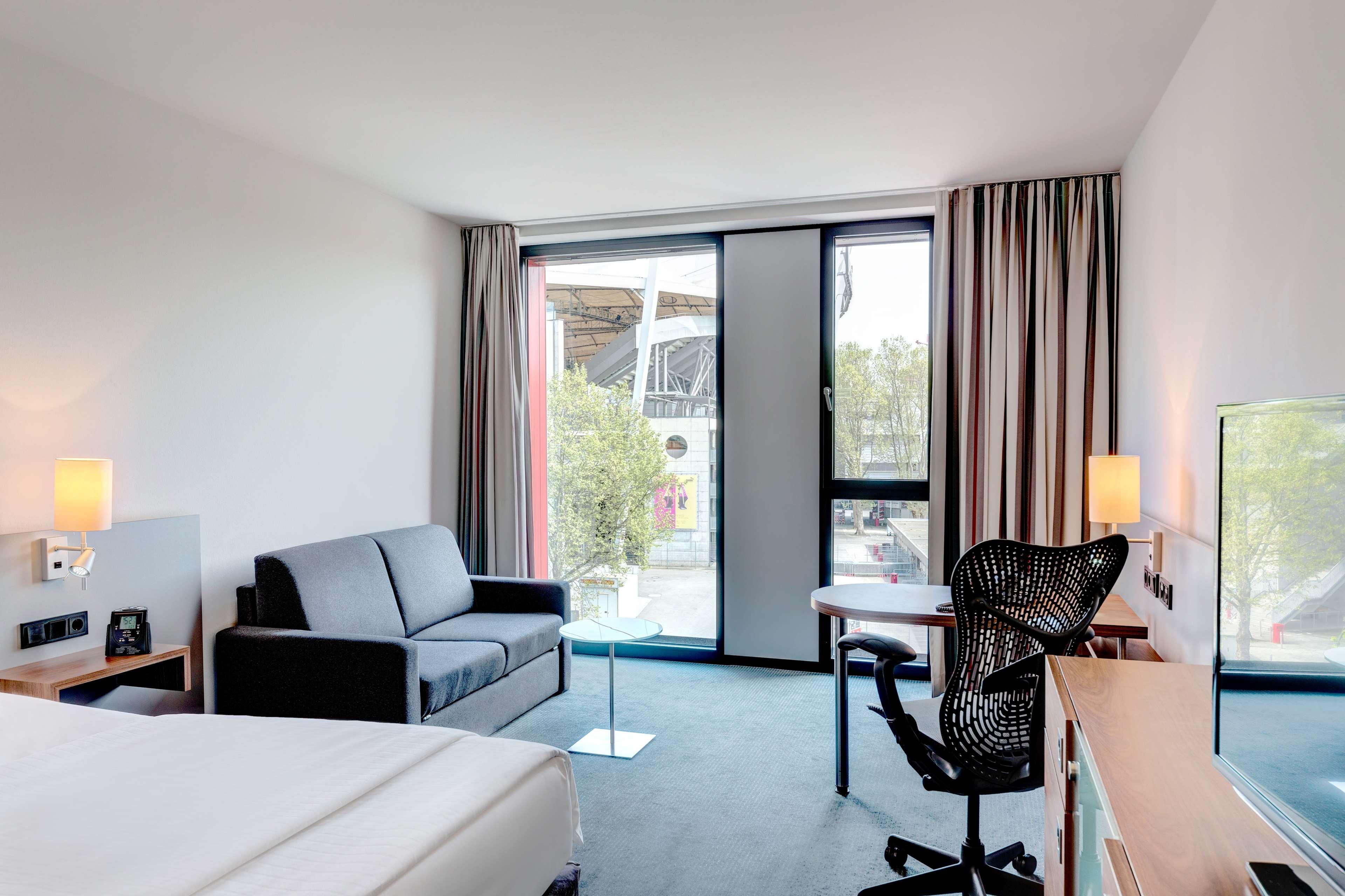 Hilton Garden Inn Stuttgart Neckarpark Екстериор снимка