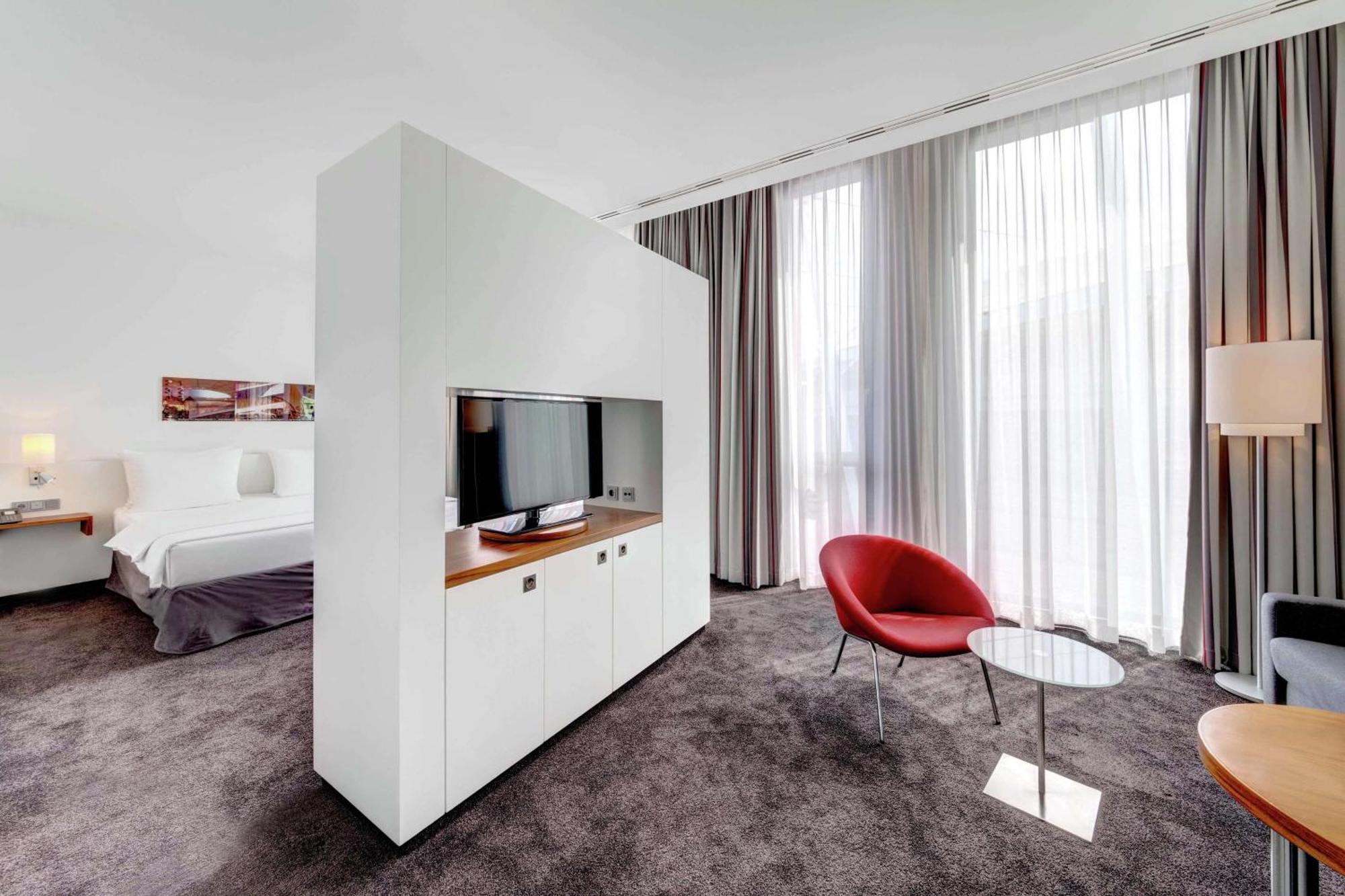 Hilton Garden Inn Stuttgart Neckarpark Екстериор снимка
