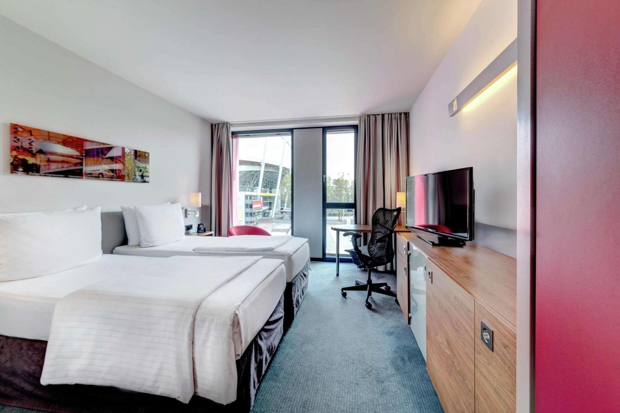 Hilton Garden Inn Stuttgart Neckarpark Екстериор снимка