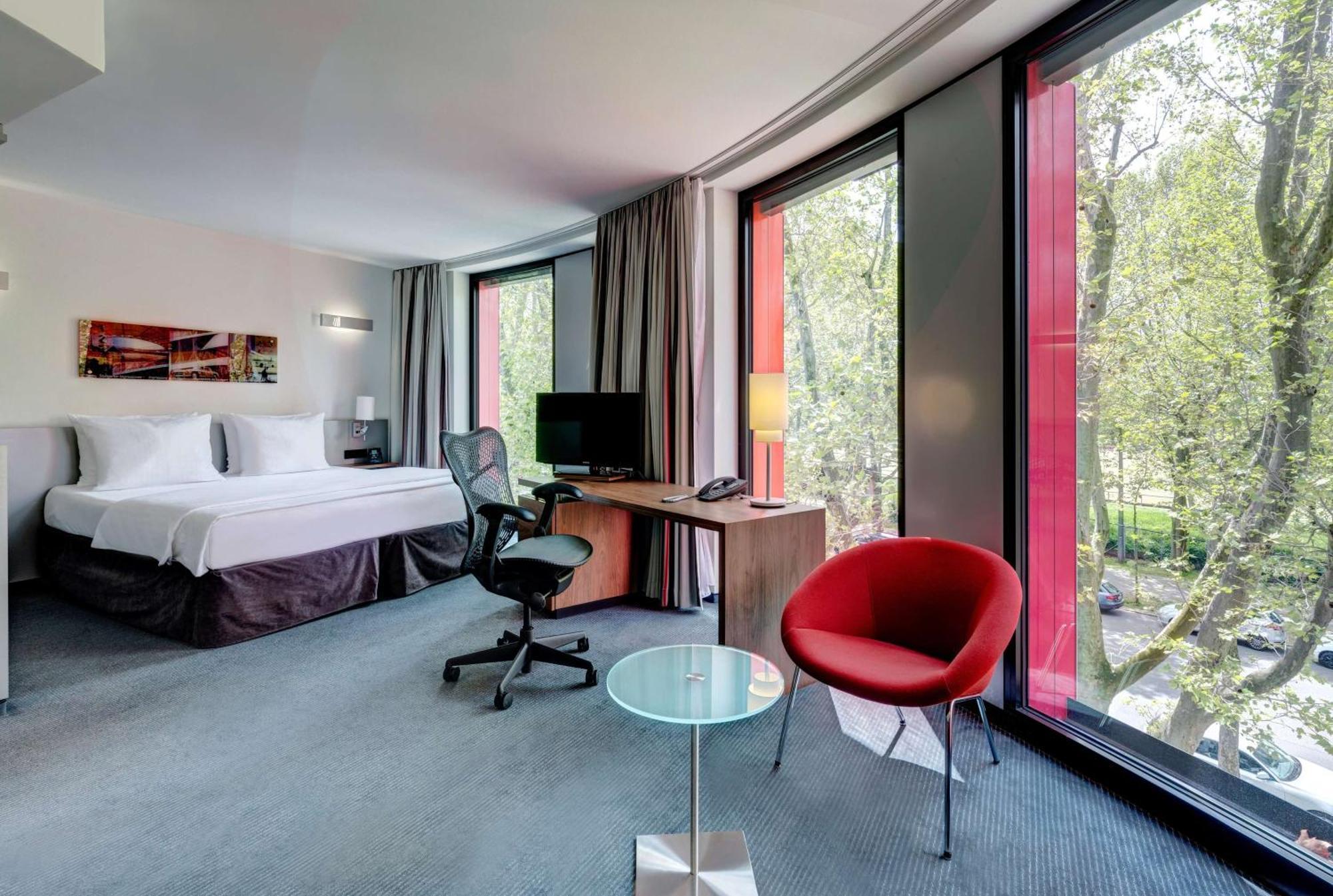 Hilton Garden Inn Stuttgart Neckarpark Екстериор снимка