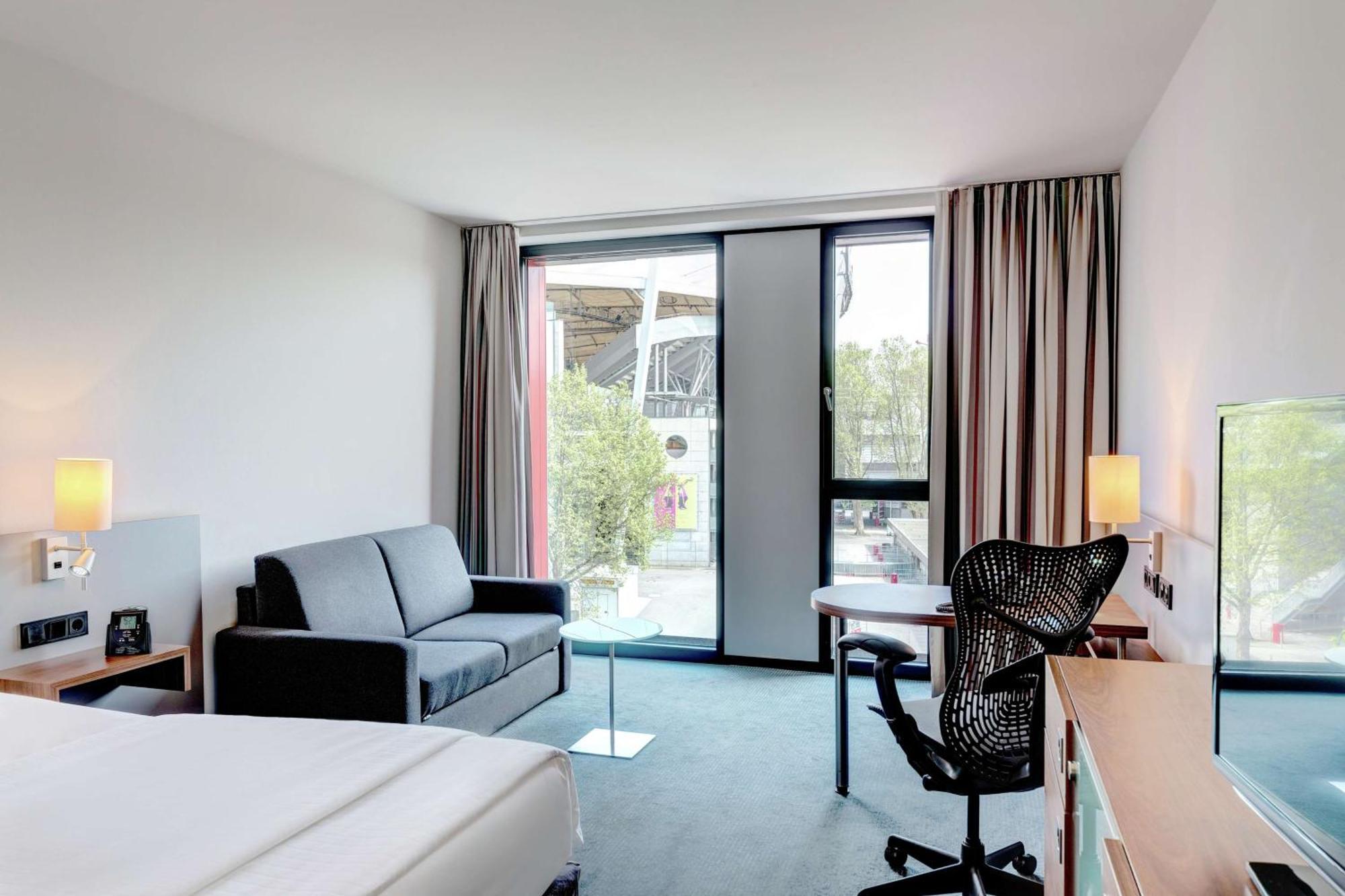 Hilton Garden Inn Stuttgart Neckarpark Екстериор снимка