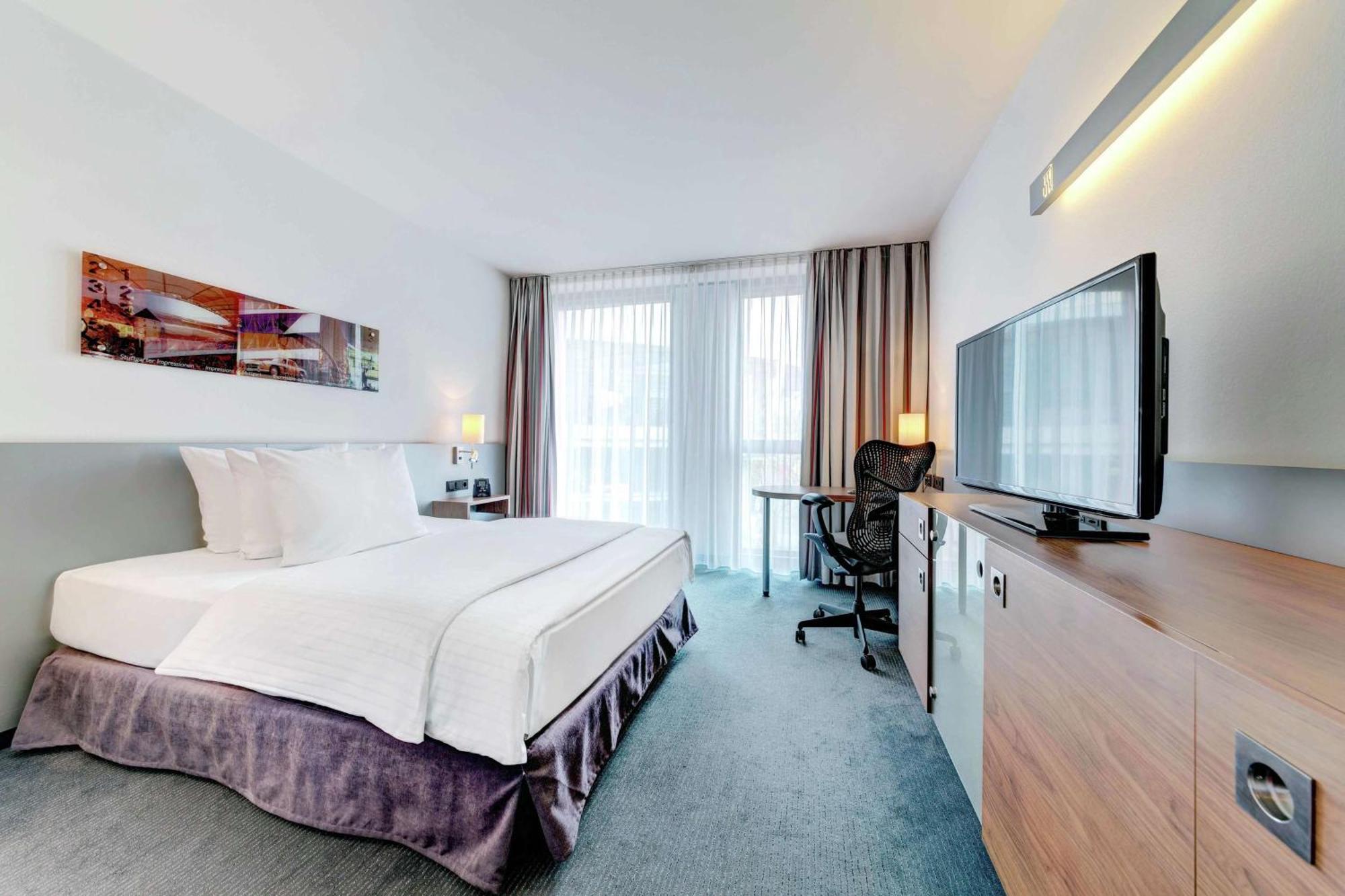 Hilton Garden Inn Stuttgart Neckarpark Екстериор снимка