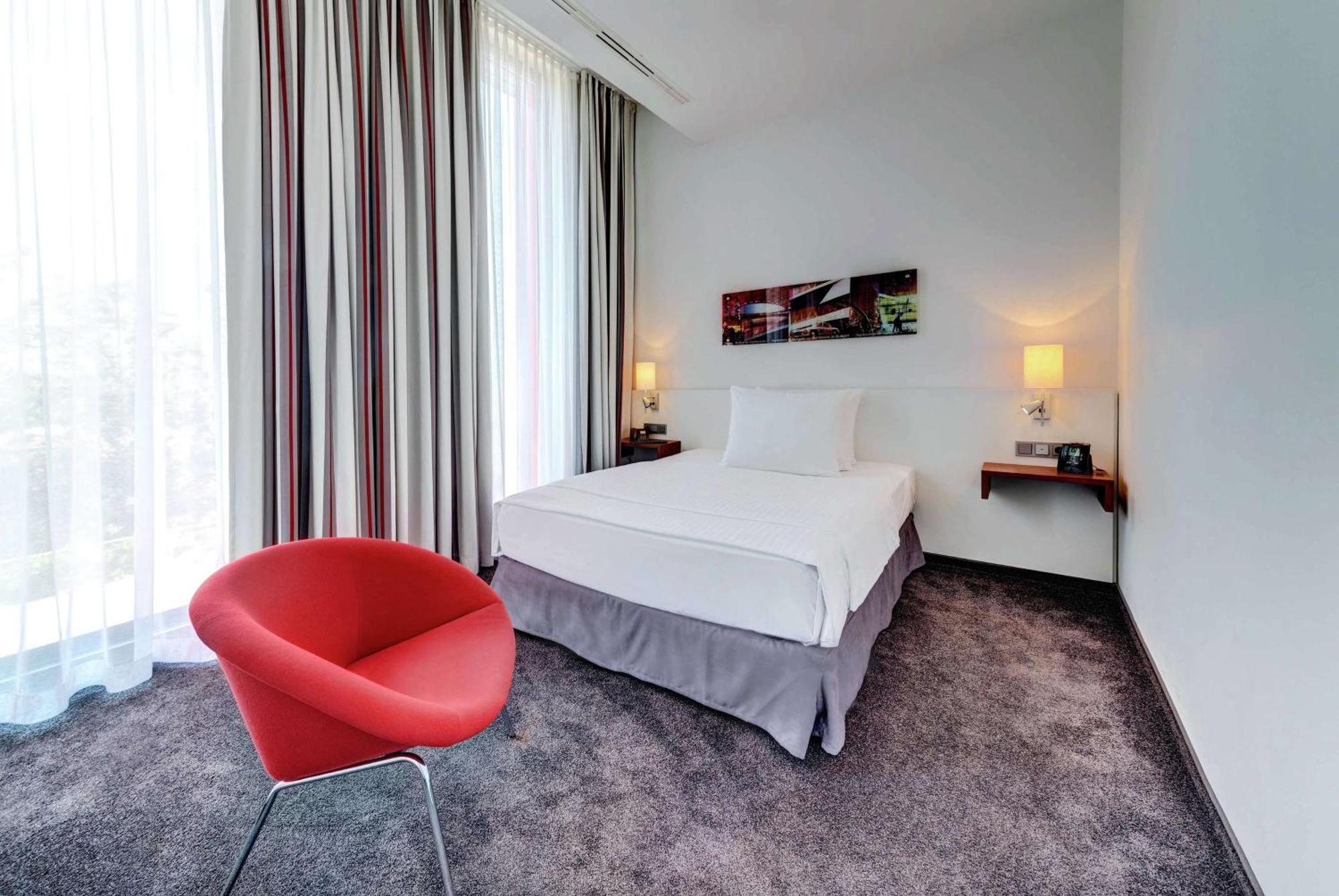Hilton Garden Inn Stuttgart Neckarpark Екстериор снимка
