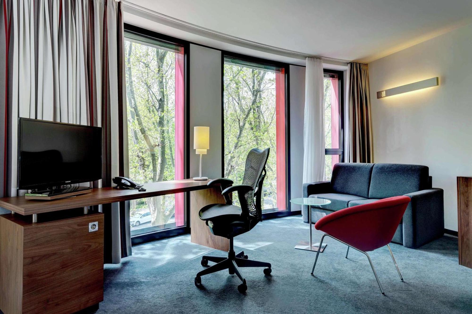 Hilton Garden Inn Stuttgart Neckarpark Екстериор снимка