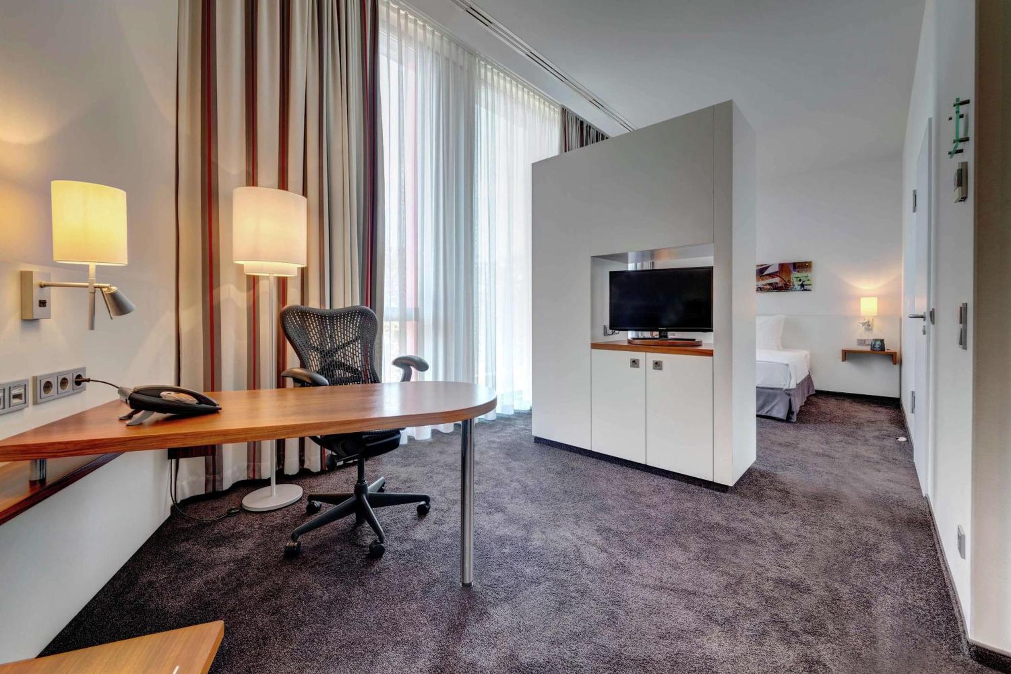 Hilton Garden Inn Stuttgart Neckarpark Екстериор снимка