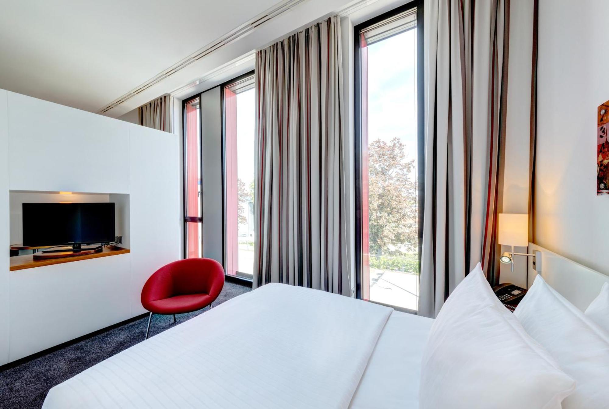 Hilton Garden Inn Stuttgart Neckarpark Екстериор снимка