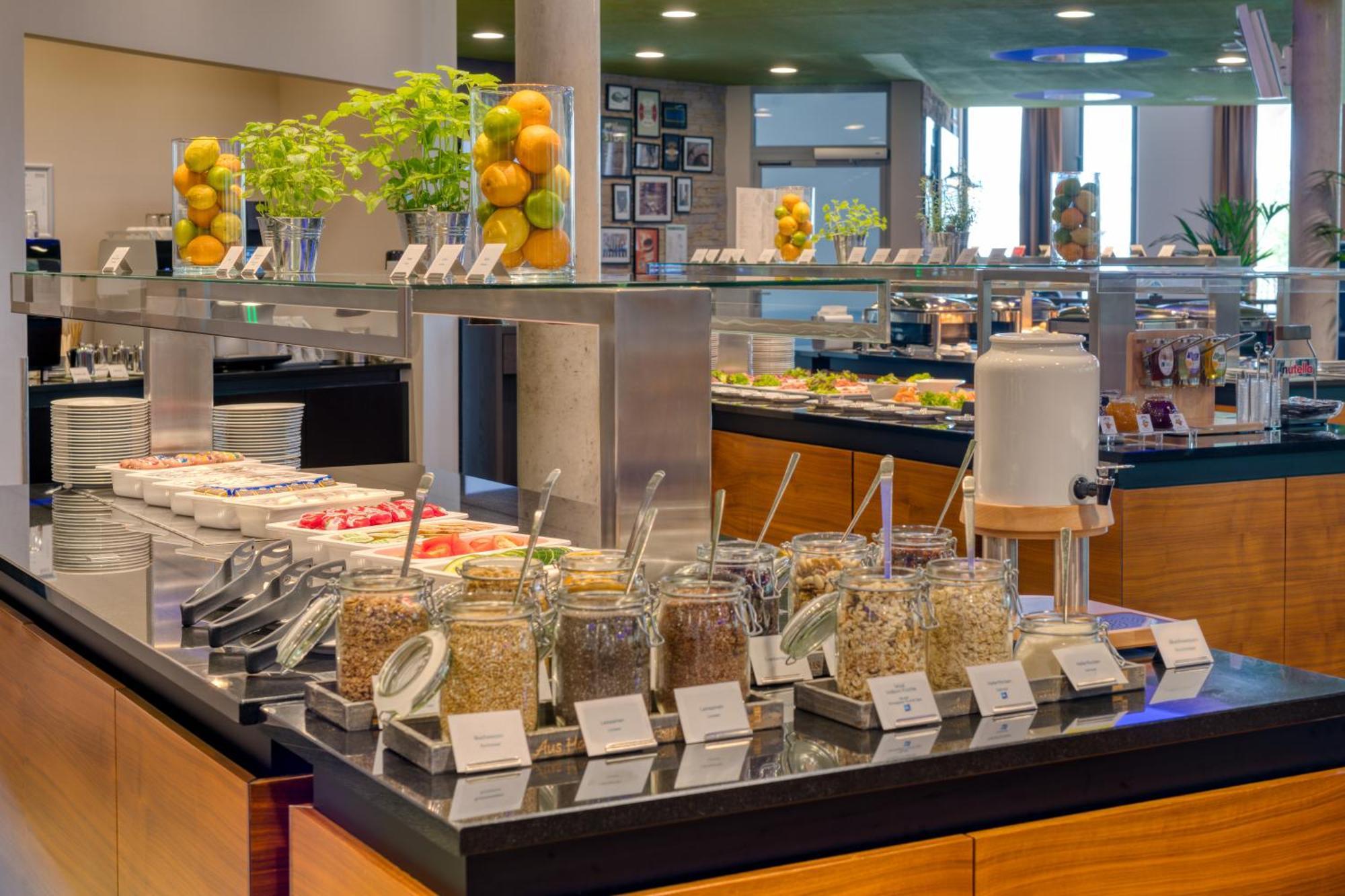 Hilton Garden Inn Stuttgart Neckarpark Екстериор снимка