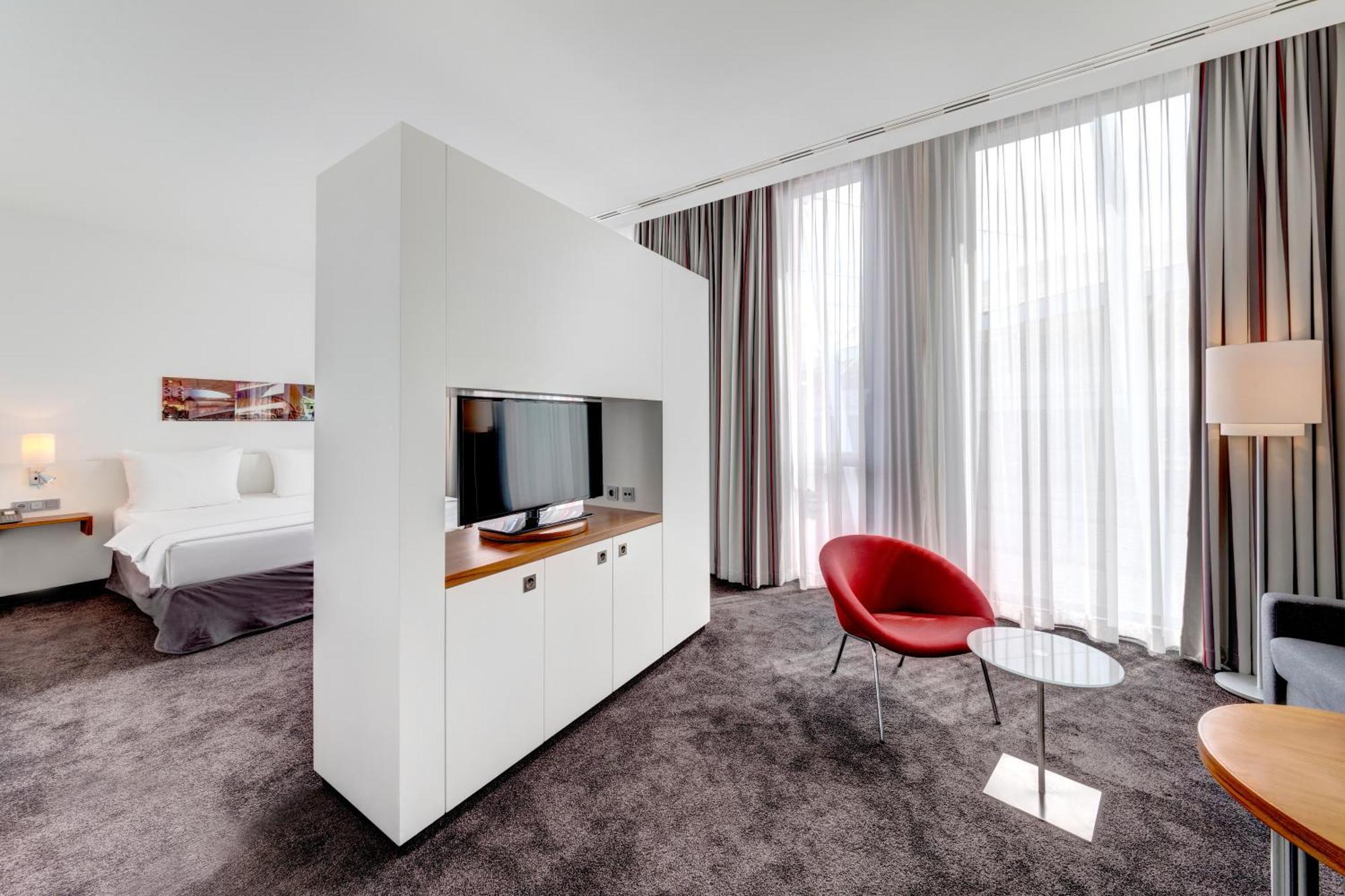 Hilton Garden Inn Stuttgart Neckarpark Екстериор снимка