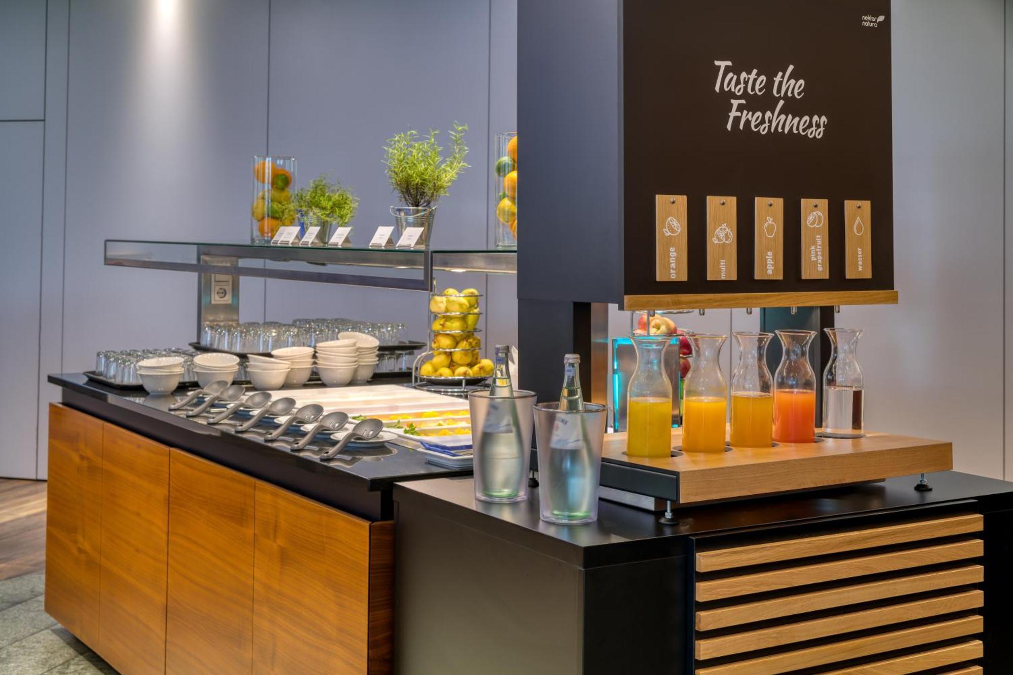 Hilton Garden Inn Stuttgart Neckarpark Екстериор снимка