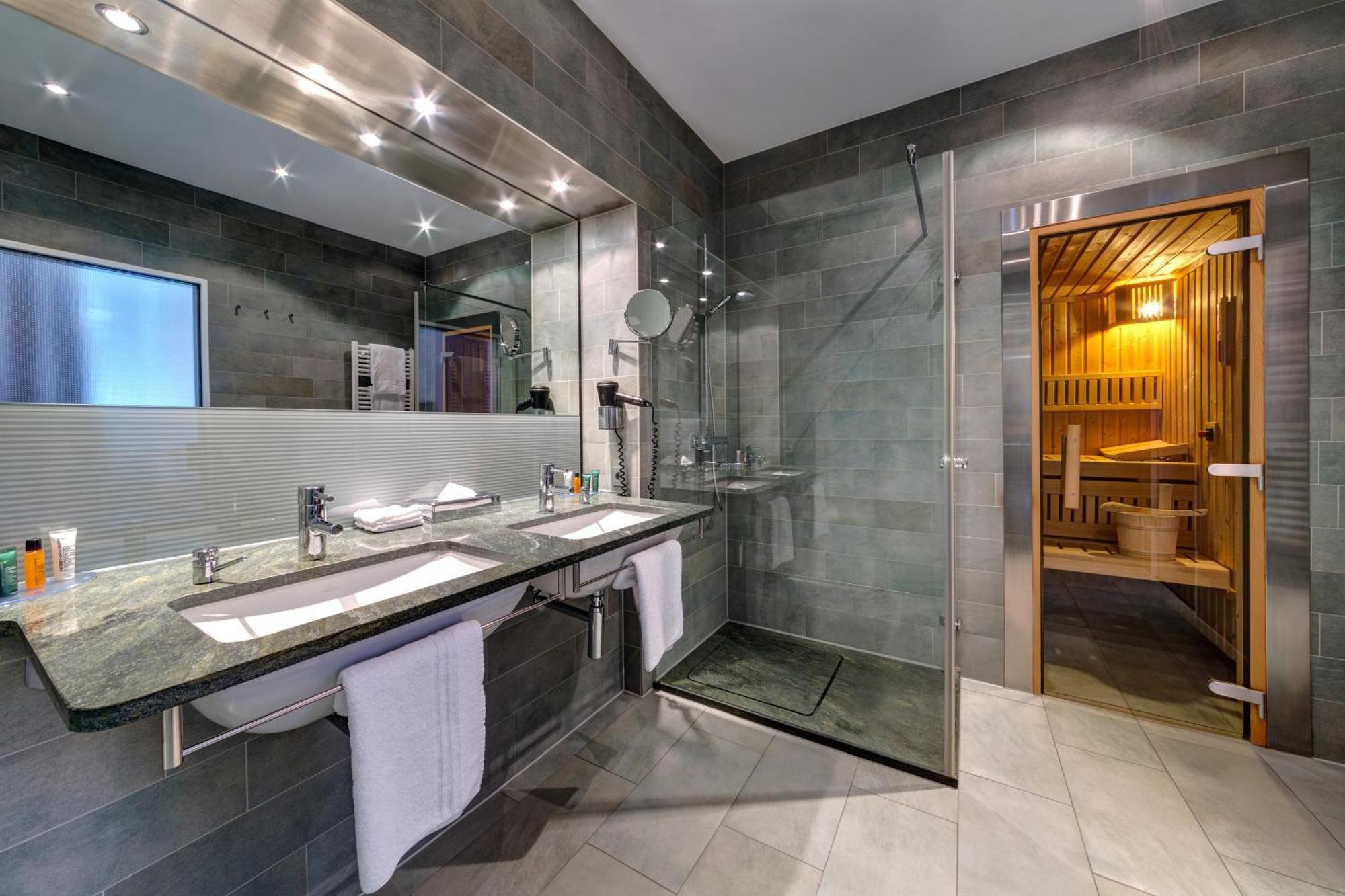 Hilton Garden Inn Stuttgart Neckarpark Екстериор снимка