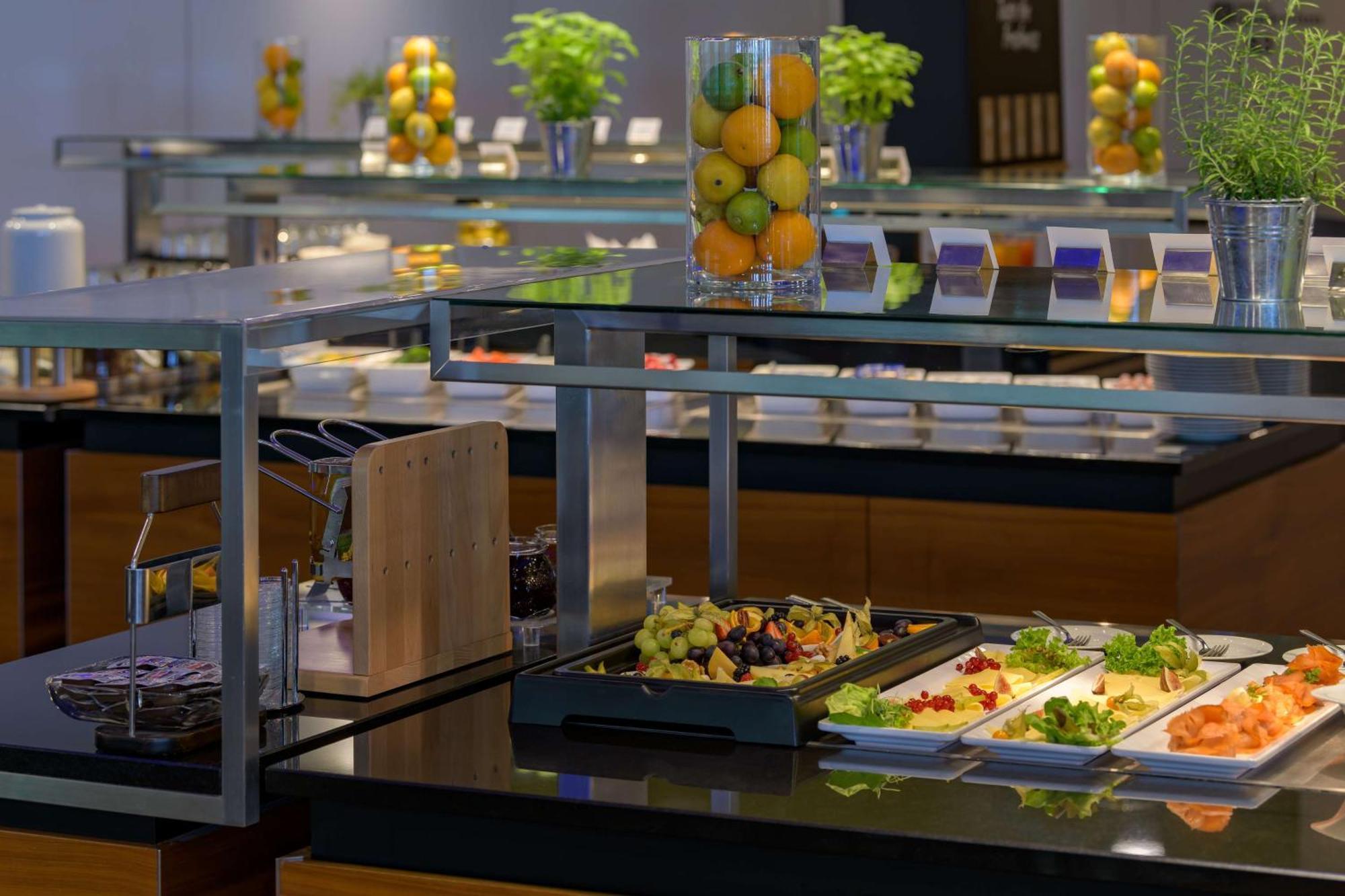 Hilton Garden Inn Stuttgart Neckarpark Екстериор снимка